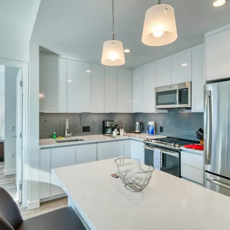 Stunning Apt With City Views